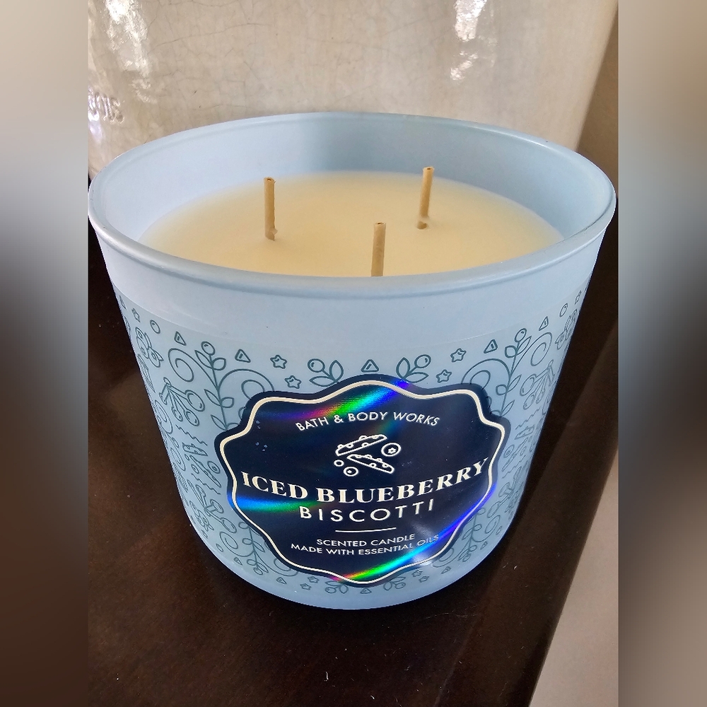 DISCONTINUED!! Bath & Body Works Iced Blueberry Biscotti Candle